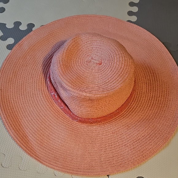 Gymboree Other - Elegant salmon color Wide-Brimmed Hat